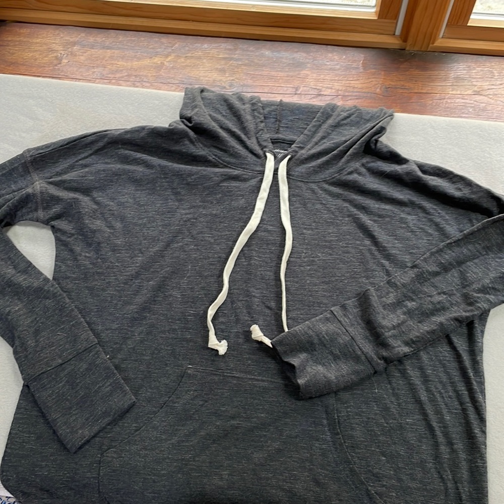 American Eagle hooded long sleeve t-shirt with front pocket gray